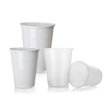Biele plastové poháre